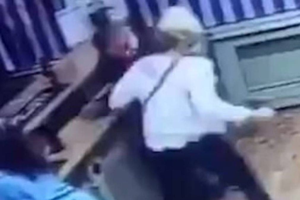 Marido espancado pela mulher em bar [vídeo]