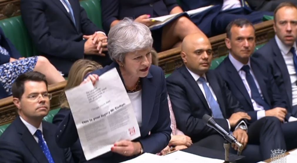 Theresa May desafia líder do partido trabalhista a demitir-se