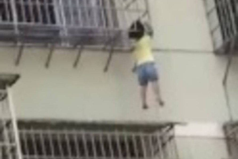 Bombeiros resgatam criança presa por pescoço em varanda de grades [vídeo]