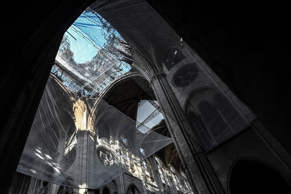 Notre Dame: estrutura da catedral ameaçada pelo calor