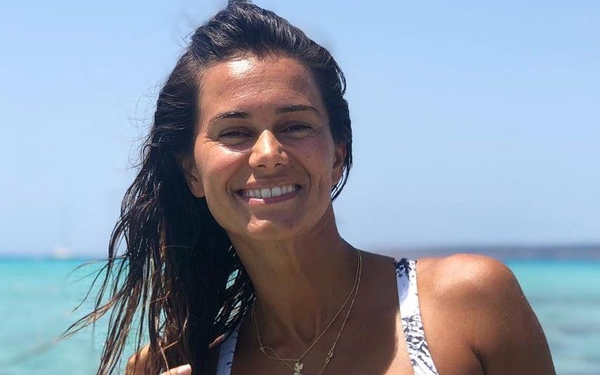Cláudia Vieira Água transparente, biquíni reduzido e uma barriguinha «linda»