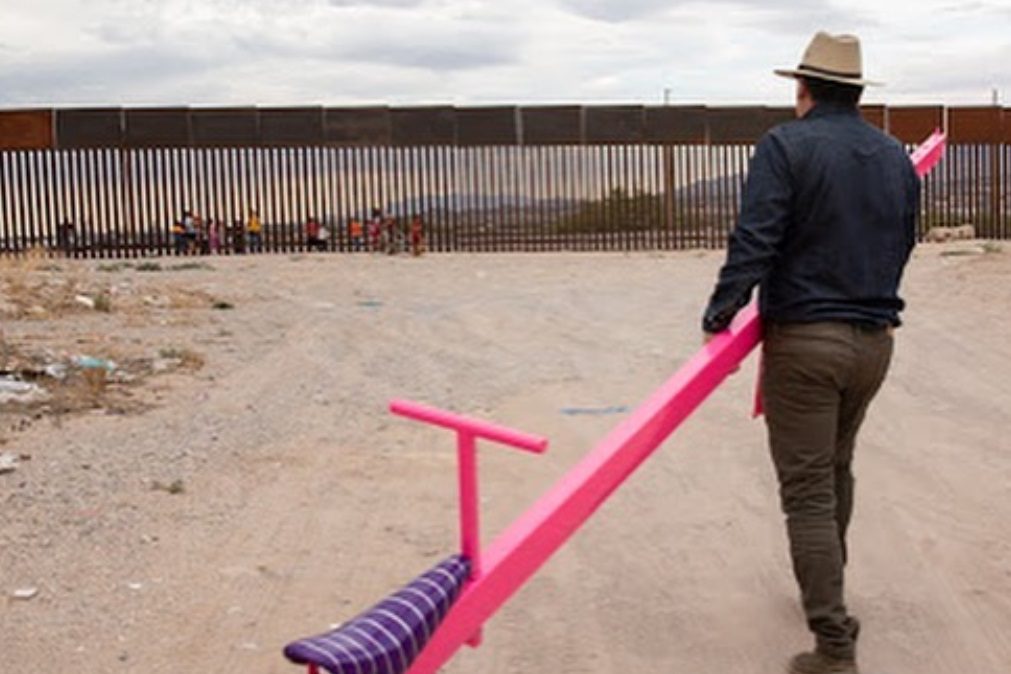 Muro que separa EUA e México tem baloiços para unir crianças