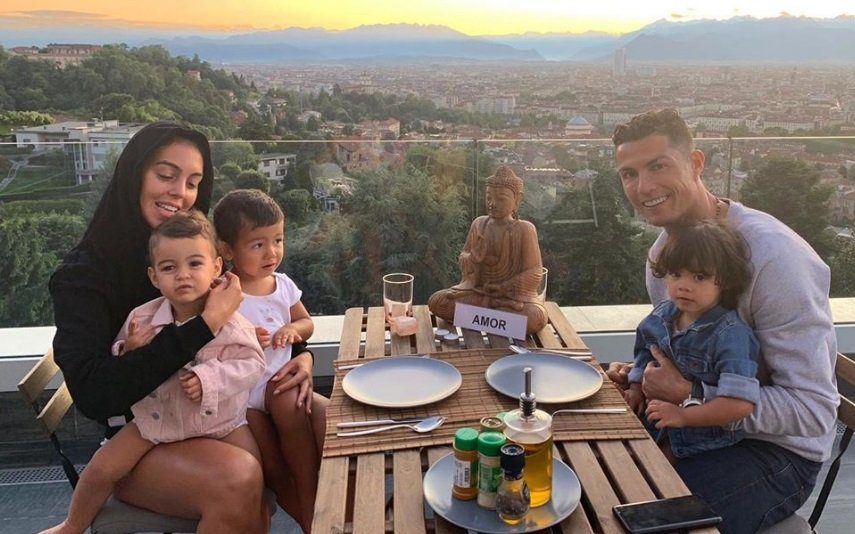Cristiano Ronaldo e Georgina Rodriguez Assim é a «hora dos patinhos» na casa da família