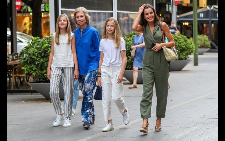 Letízia arrasa em Maiorca com look low-cost O macacão de 50 euros que o mundo inteiro quer