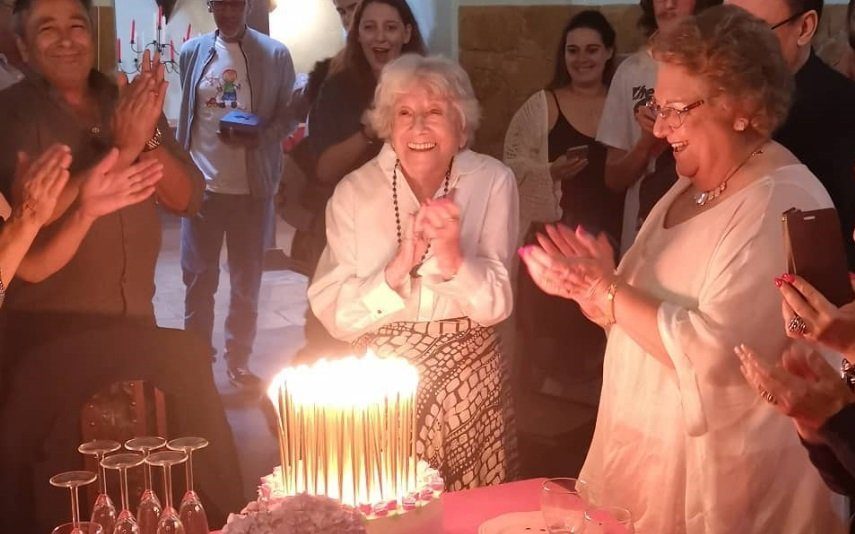 Eunice Muñoz Celebra 91 anos radiante, rodeada de amigos e com um bolo incrível