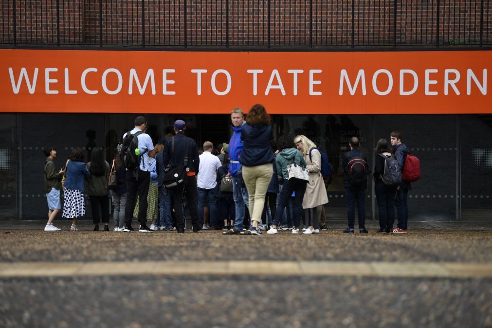Menino que foi empurrado do 10.º andar da Tate Modern já consegue mexer-se com «muita ajuda»