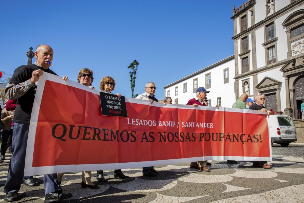 Lesados do Banif em protesto praticamente ignorados por António Costa
