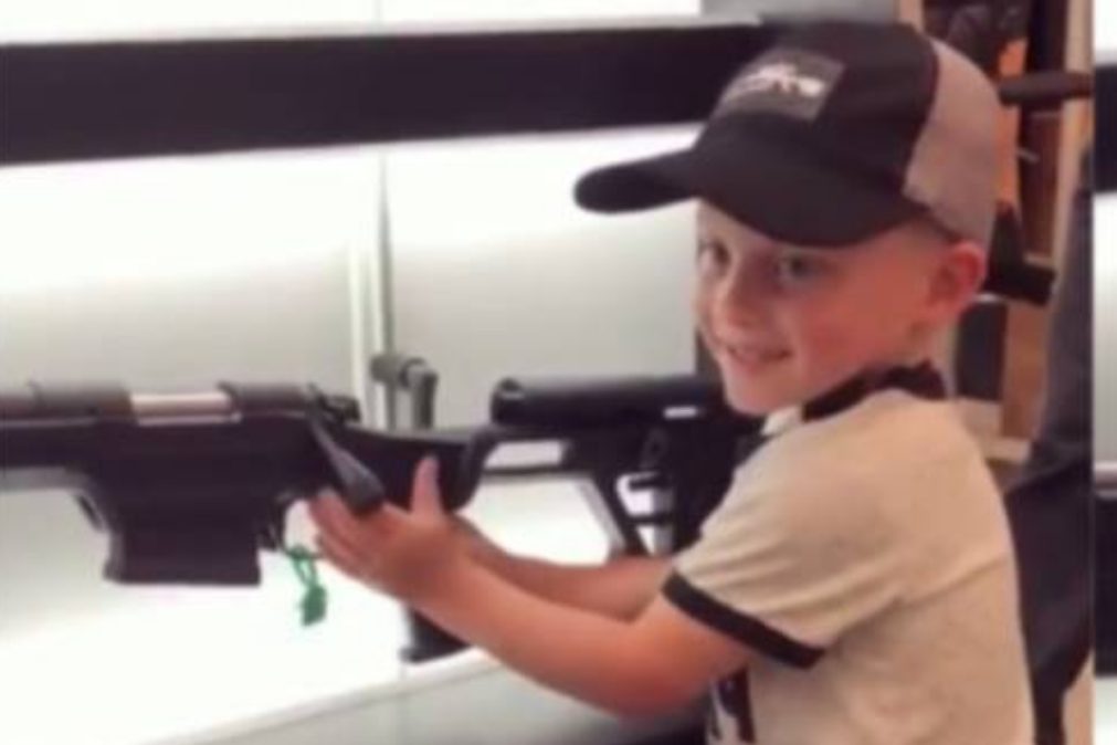 Criança de 4 anos a manusear arma filmada no Texas pelos pais [vídeo]