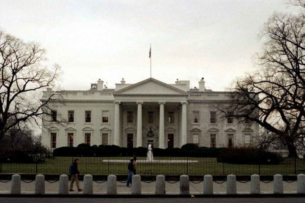 Casa Branca encerrada devido a pacote suspeito