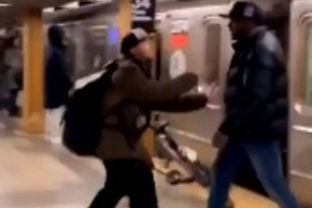 Agredido brutalmente no metro de Nova Iorque após provocação [vídeo]