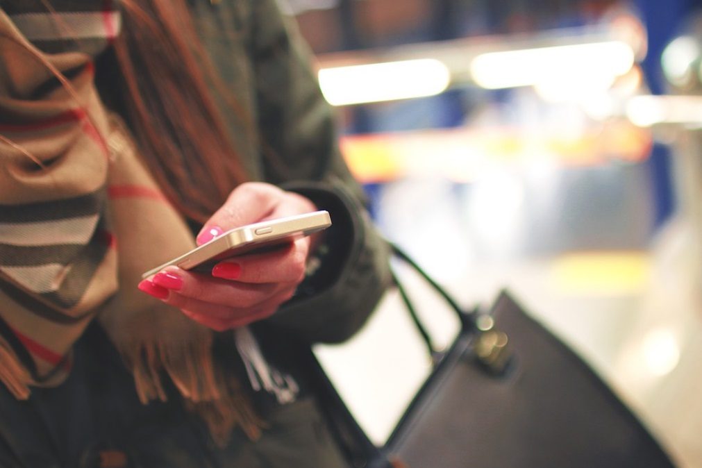 Bateria de iPhone explode em centro comercial e faz oito feridos