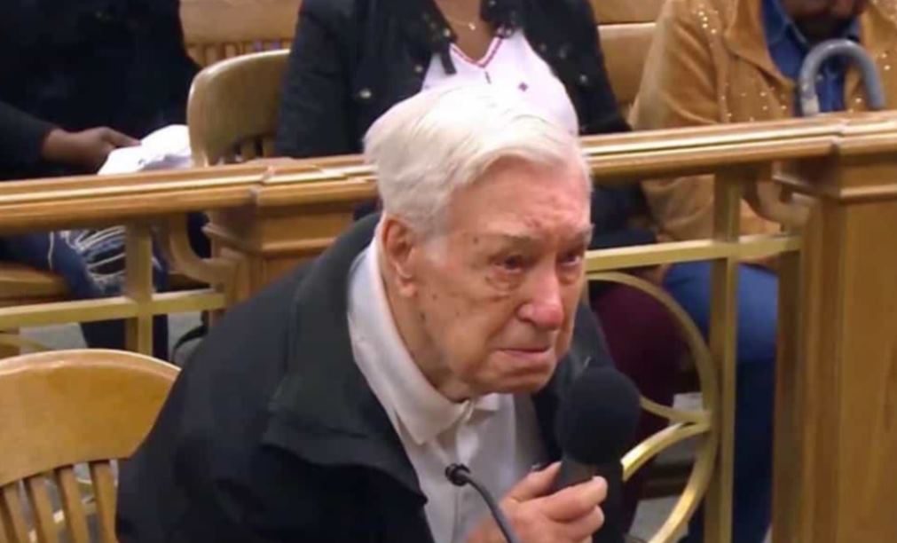 Juiz perdoa multa a idoso de 96 anos que levava filho com cancro ao médico [vídeo]
