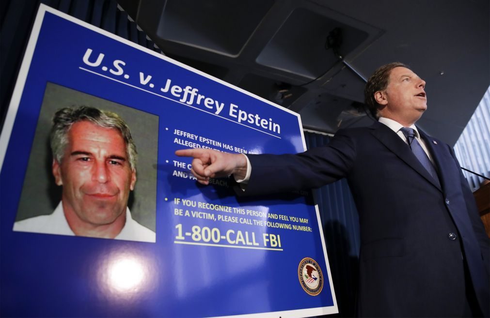 Autópsia confirma que milionário Jeffrey Epstein se enforcou na prisão