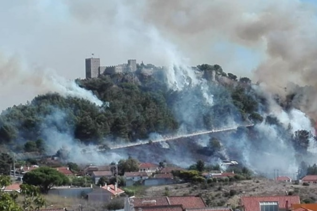 Incêndio está a cercar o castelo de Sesimbra (em atualização)