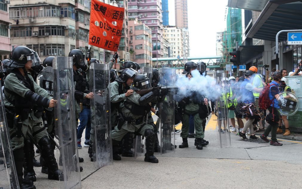 Polícia lança granadas de gás lacrimogéneo para dispersar manifestantes em Hong Kong