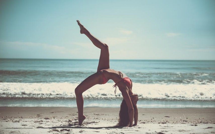 Manter a forma 7 exercícios que tonificam o corpo para fazer na praia