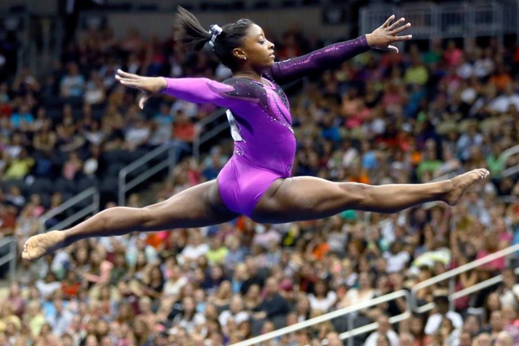 Simone Biles faz história com acrobacia inédita