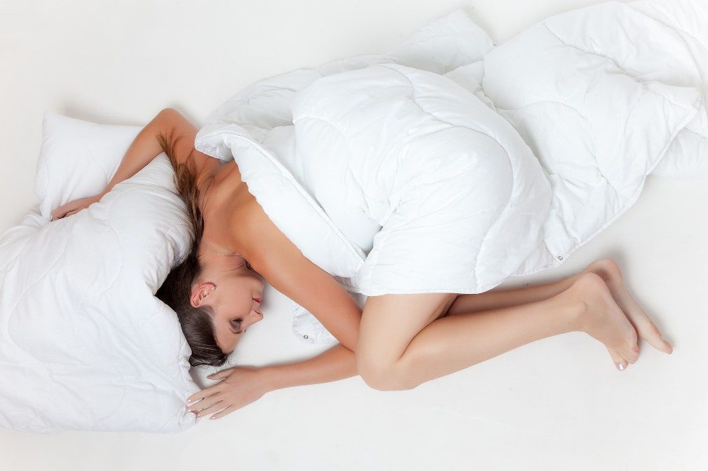 Cinco benefícios de dormir sem almofada
