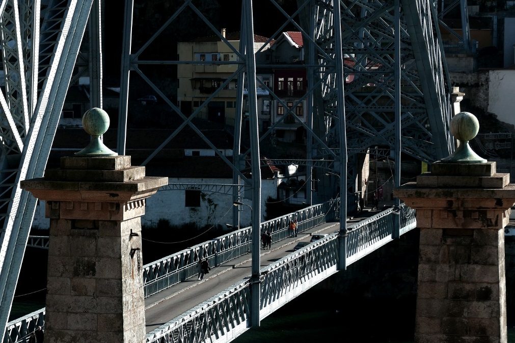 Casal apanhado a atravessar ponte completamente nu