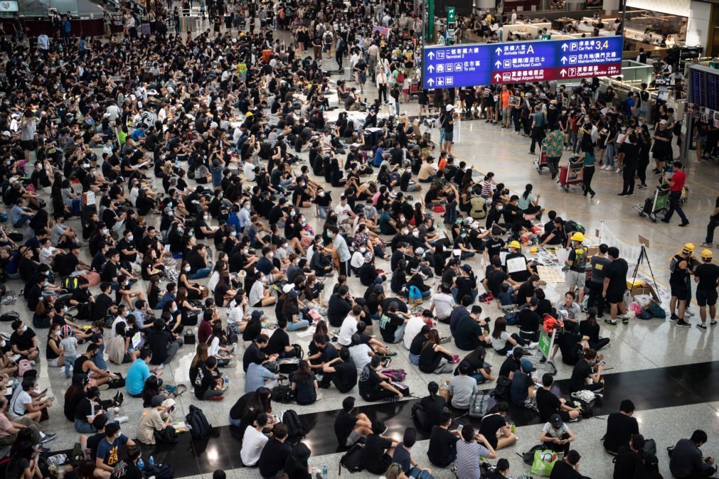 Hong Kong: Canceladas partidas do aeroporto internacional pelo segundo dia