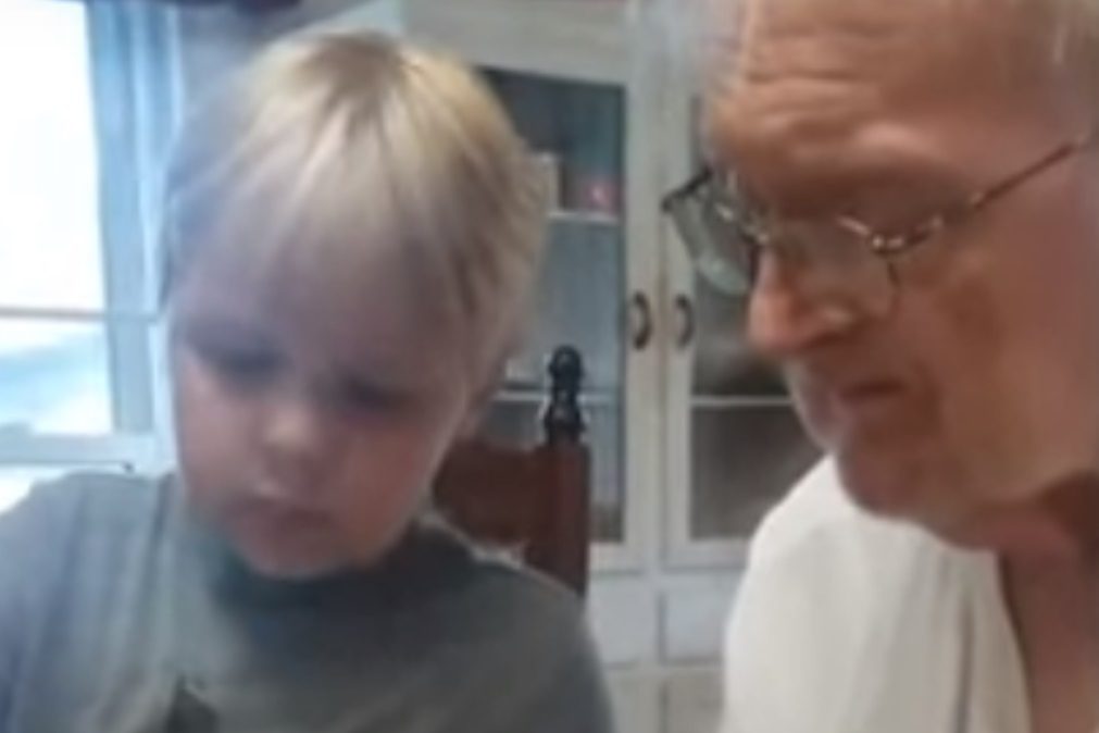 Menino ajuda bisavô que sofre de Alzheimer e gera onda de emoção