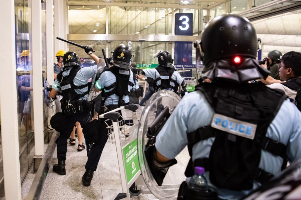 Hong Kong: Cinco detenções após confrontos no aeroporto