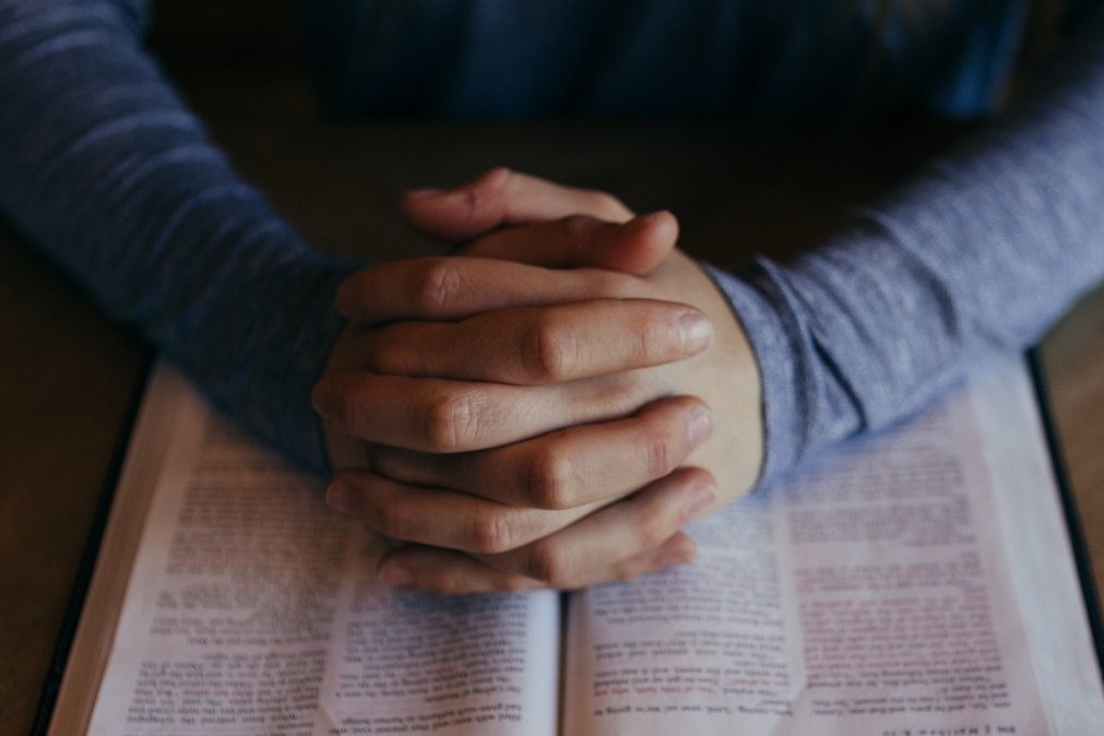 Padre fotografado em cuecas abraça nova religião