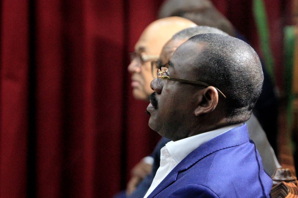 Ex-ministro dos Transportes angolano condenado a 14 anos de prisão