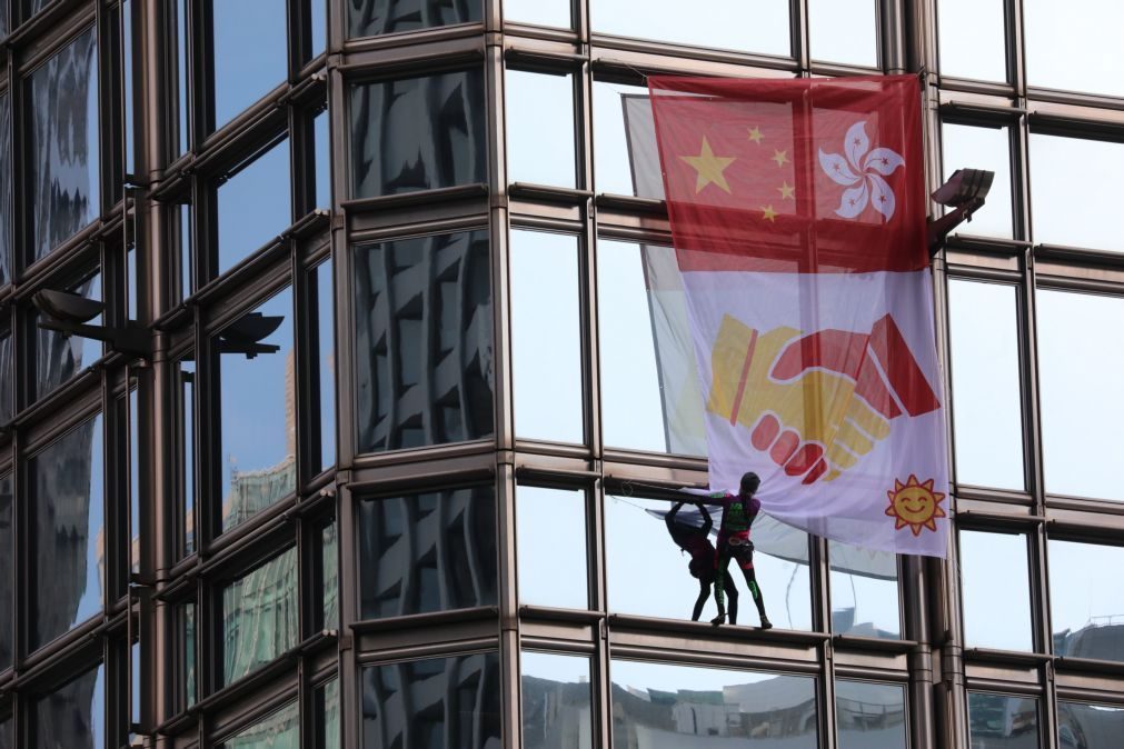 «Homem-aranha» francês sobe arranha-céu em Hong Kong em apelo à paz