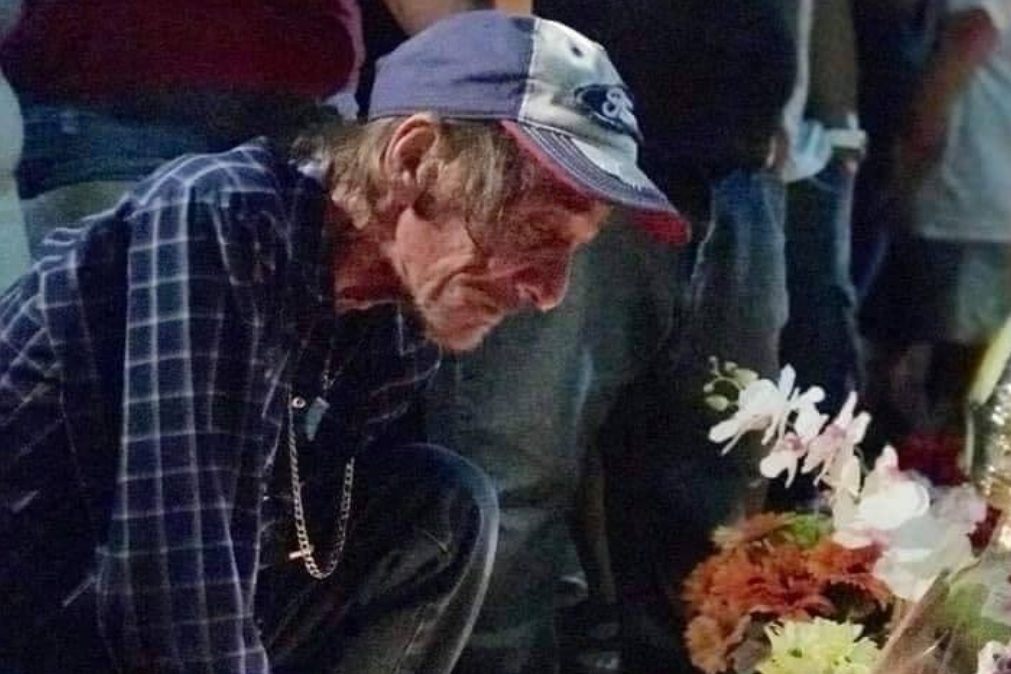 Perde mulher no tiroteio de El Paso e é surpreendido com centenas de pessoas no funeral