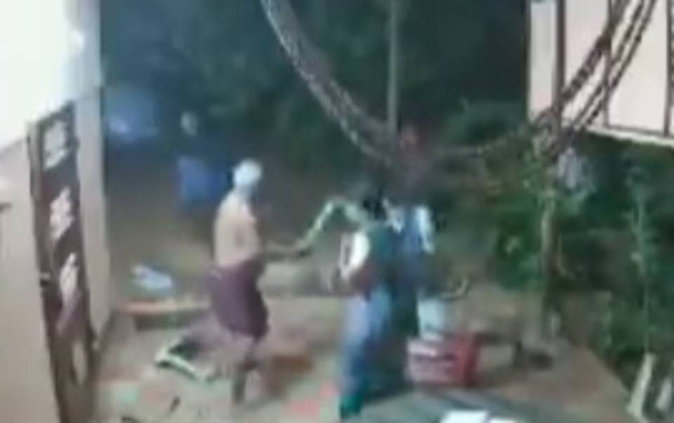 Casal de idosos ataca assaltantes à machadada [vídeos]