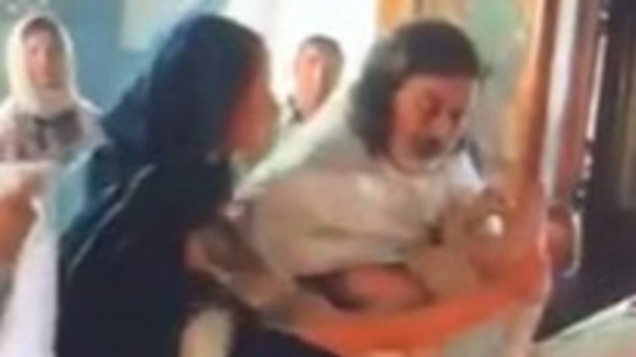 Padre fere bebé em batismo e mãe intervém para o salvar [vídeo]