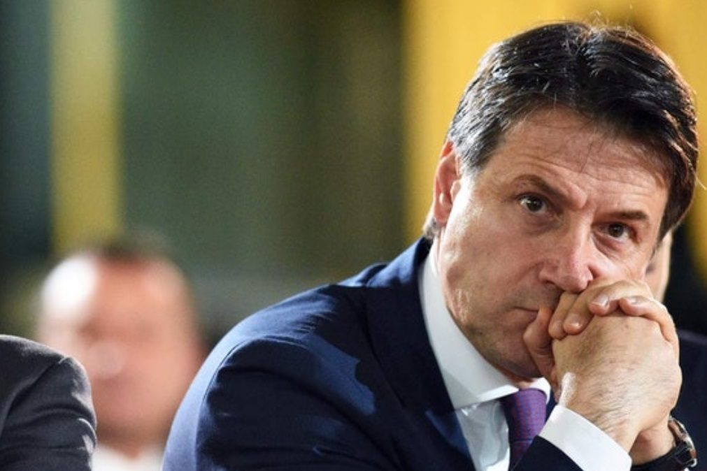 Governo italiano cai. Primeiro-ministro demite-se