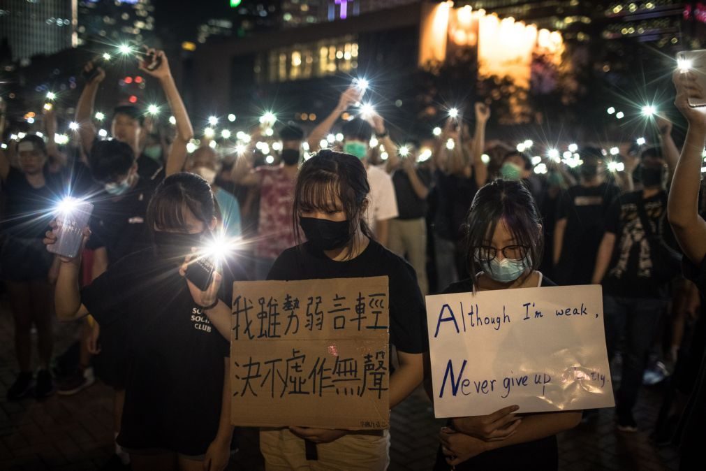 Novos protestos em Hong Kong com cordão humano e manifestação de contabilistas