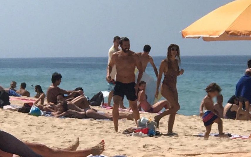 EXCLUSIVO NOVA GENTE Apanhámos Gustavo Santos a relaxar na praia com a mulher e o filho