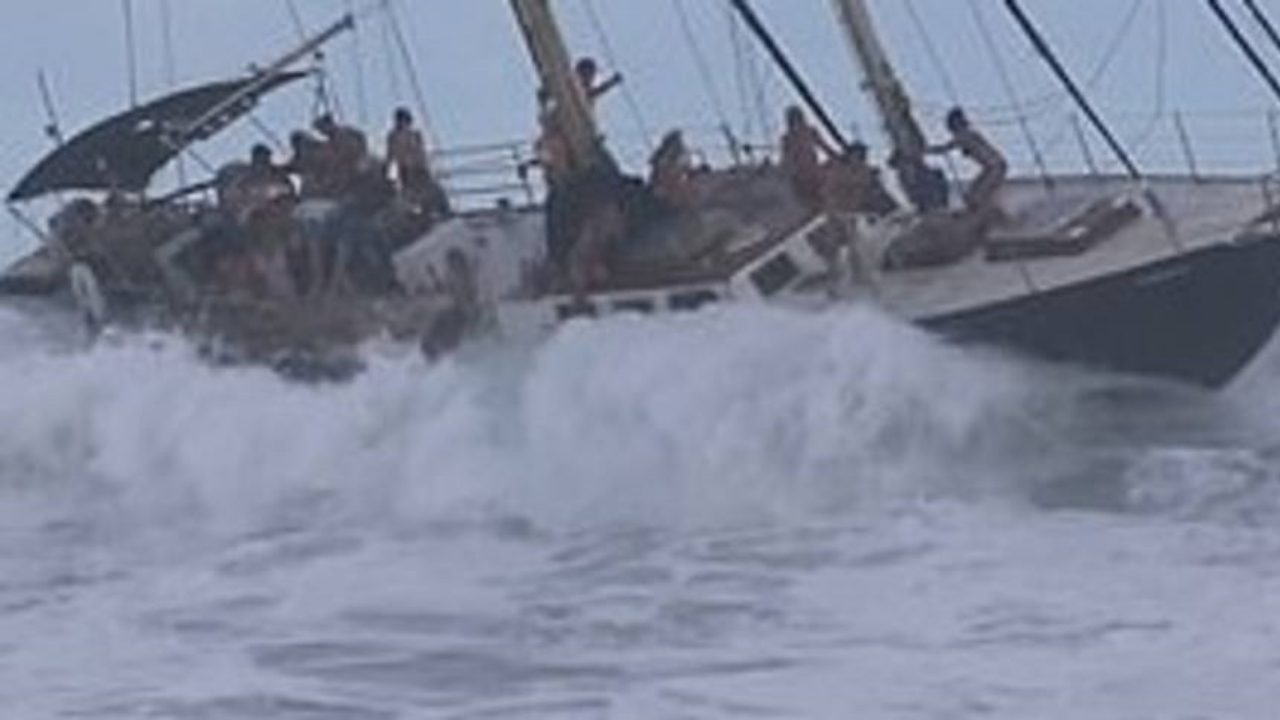 Turistas apanhados por ondas gigantes [vídeo]