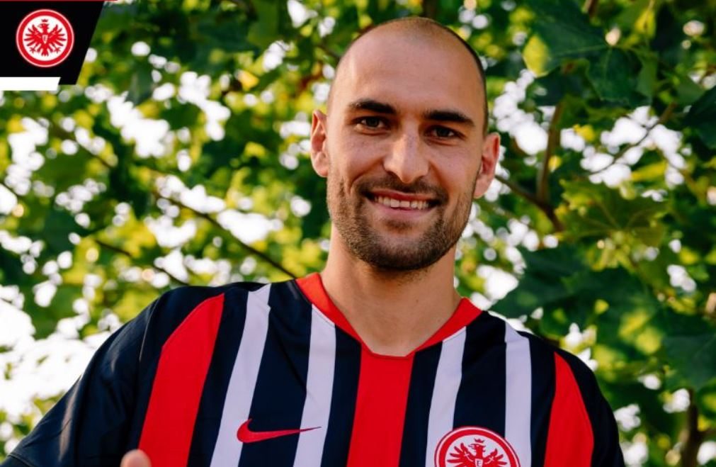 Bas Dost é reforço do Eintracht Frankfurt por 7 milhões