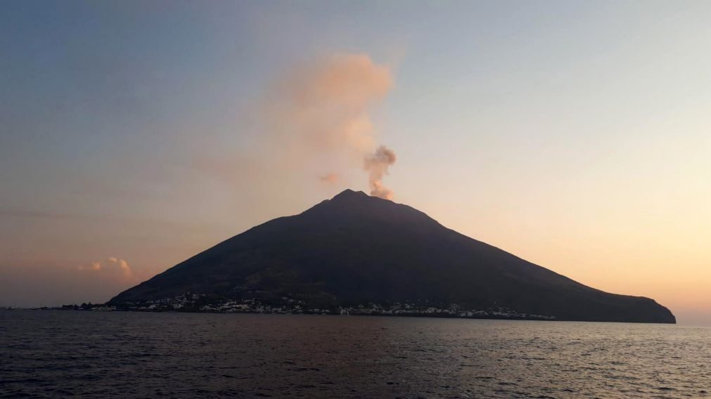Vulcão Stromboli voltou a entrar em erupção ao norte da ilha de Sicília