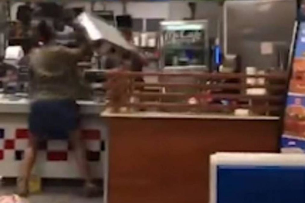 McDonald's palco de pancadaria entre cliente e funcionários [vídeo]