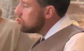 Sogra alimenta noivo alcoolizado durante a festa de casamento [vídeo]