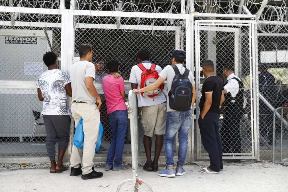 Grécia inicia transferência de migrantes para travar sobrelotação dos campos de refugiados