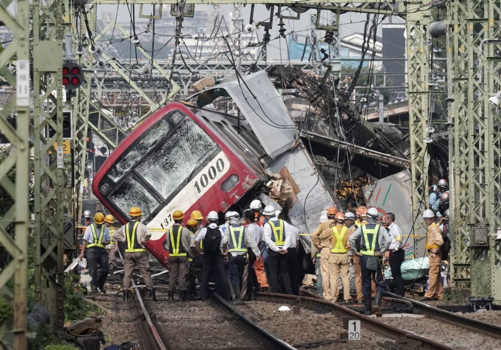 Colisão entre comboio e camião faz um morto e mais de 30 feridos no Japão