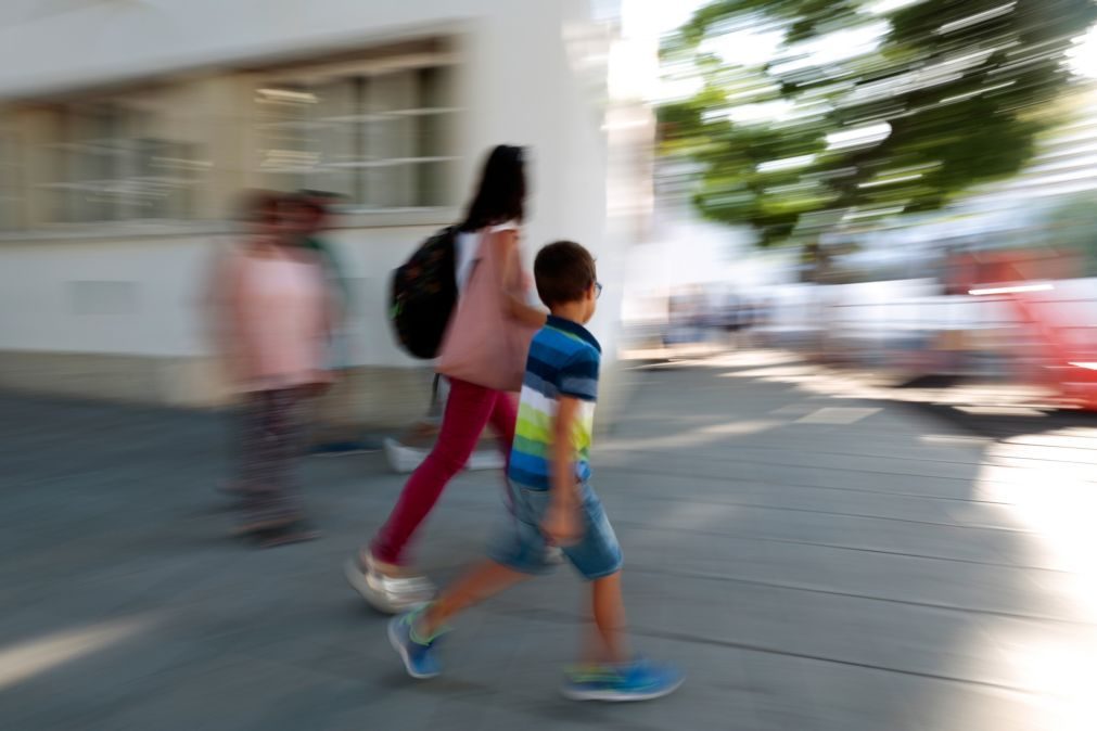 Menina de 9 anos obrigada a lavar casa de banho da escola por chegar atrasada