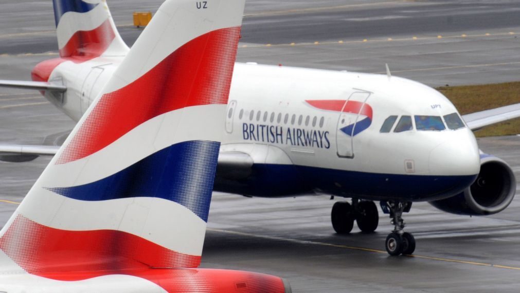 Tenta abrir porta de avião durante voo e causa pânico