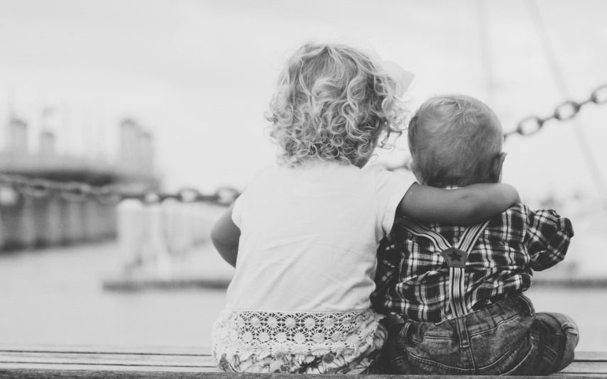 Amor de irmãos Foto de menina a apoiar irmão com leucemia torna-se viral