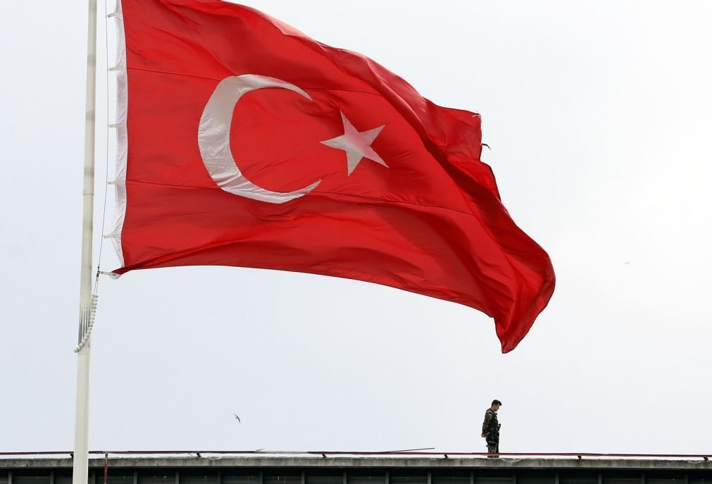 Explosão de bomba na Turquia mata sete pessoas e fere outras dez