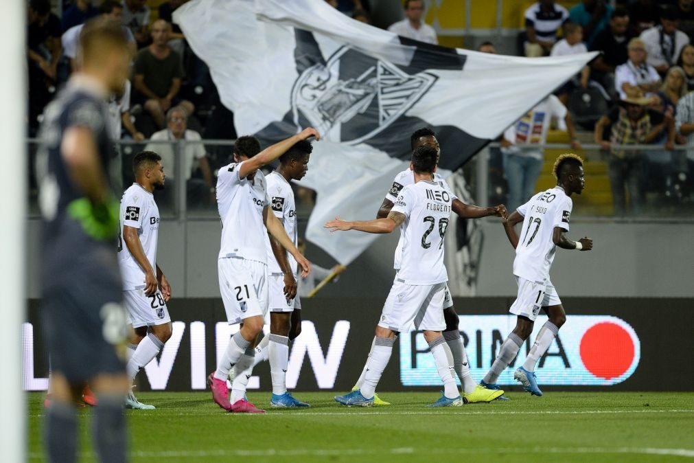 Vitória de Guimarães recebe e bate Aves com goleada [vídeo]