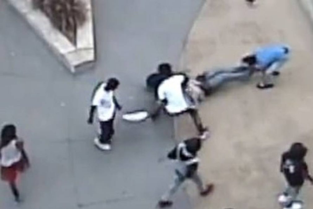 Grupo de jovens filmado em agressão brutal a cidadão norte-americano [vídeo]