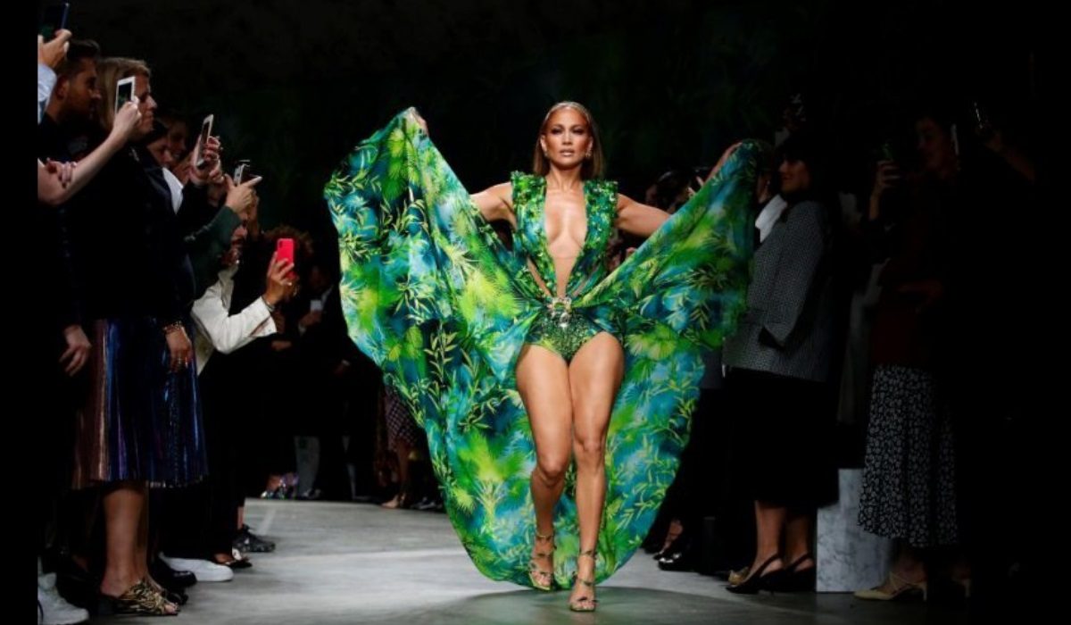 Aos 50 anos, Jennifer Lopez exibe corpo de sonho num vestido que tinha usado aos 30 | FOTOS