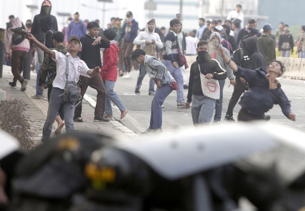 Polícia dispara gás lacrimogéneo contra estudantes na Indonésia